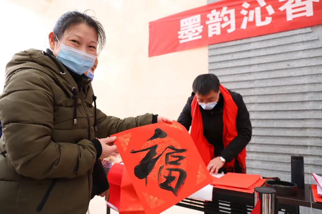 【翰墨迎春】宿遷市書法家協(xié)會書法家走進(jìn)市鐘吾醫(yī)院寫春聯(lián)、送祝福(圖4)